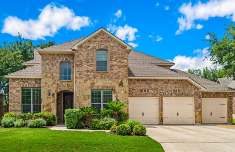 Brick Home in Dallas with 3 Car Garage